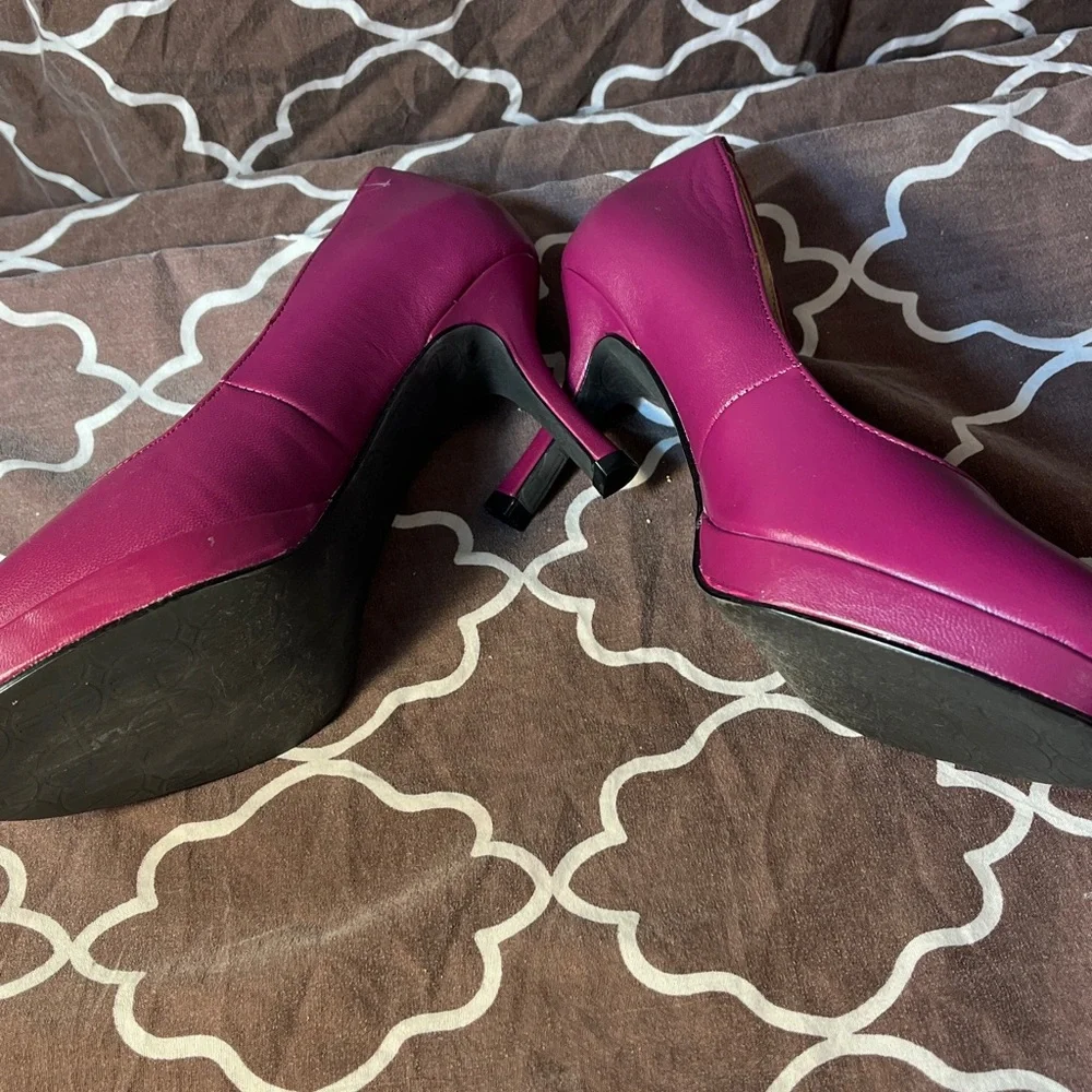 Hot in Hollywood Magenta Pumps